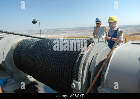 zwei Arbeiter auf einem Seilbagger Taliking zueinander stehen Stockfoto