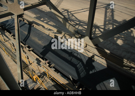 Close Up des Conveyoor Bandes von einem Seilbagger Stockfoto