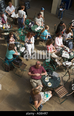 Shopper entspannen in einem Café in Covent Garden in London UK Stockfoto