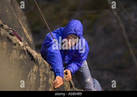 Bergsteiger, die einen Weg in das Elbsandsteingebirge Deutschland Rock Wolfsfalle Klasse 8c Datum November 2005 Stockfoto