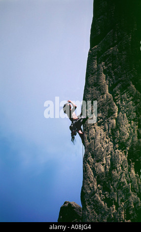 Kletterer Tobias Wolf klettern die linke Tal Arete RP 11a auf Hlaska Teplicke Reserwationgrenzen Adrspach Felsen Tschechien Stockfoto