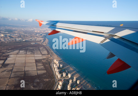 Blick durch das Fenster von easy Jet Airliner auf seine Flügel, da es vom Flughafen Alicante, Spanien ausziehen ist Stockfoto