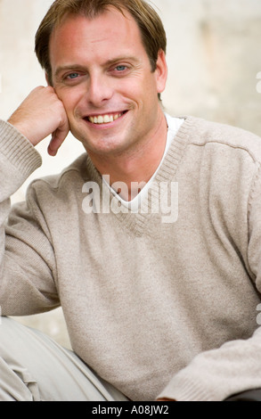 junger Mann lächelt in die Kamera Stockfoto