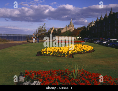 Dh die Partitur St Andrews Fife Paar Spaziergang auf prome von Blumenbeeten, wandern Gärten Stockfoto