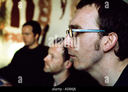 Porträt von 3 junge Männer vor dem Fernseher. Stockfoto