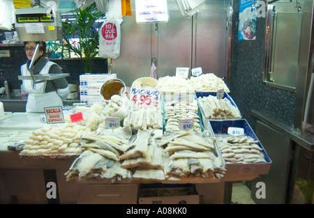 Fisch Stall zu verkaufen getrocknete Kabeljau in La Boqueria-Markt in Barcelona in Spanien Stockfoto