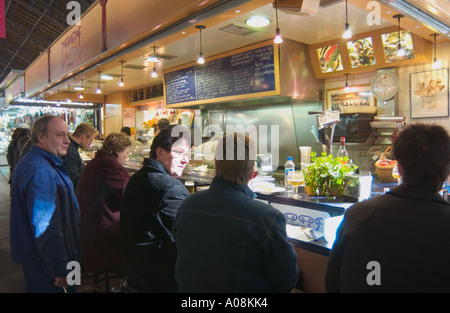 Menschen mit Mittagessen in Tapas-Bar in La Boqueria-Markt in Barcelona in Spanien Stockfoto