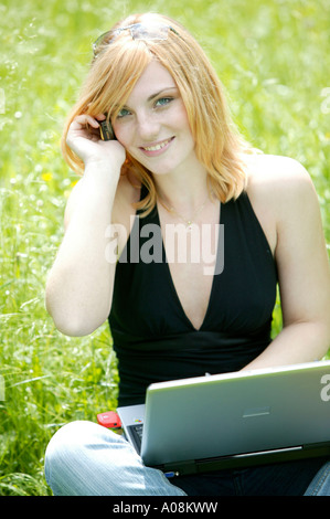 Junge Frau Arbeitet Mit Laptop Im Freien, junge Studentin, die Arbeiten im Freien auf notebook Stockfoto