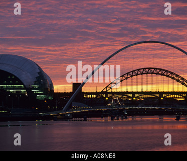 Der Salbei Music Centre, Gateshead, und die berühmten Brücken über den Fluss Tyne bei Sonnenuntergang Stockfoto