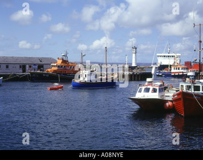 Dh Hafen KIRKWALL ORKNEY Boot Abfahrt Hafen Fischerboote RNLI Lifeboat und Fähre England verlassen Stockfoto