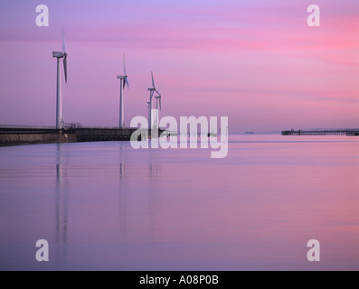 Windenergieanlagen im Hafen von blyth an der Küste von Northumberland Stockfoto