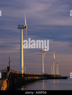 Porträt von Windkraftanlagen am Hafen von Blyth Northumberland Stockfoto