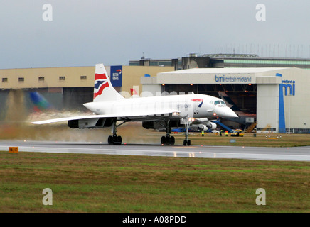 British Airways Concorde G BOAF Geschwindigkeiten über den Laufsteg 26R Heathrow für den letzten Flug in ihre Heimat nach Bristol Stockfoto