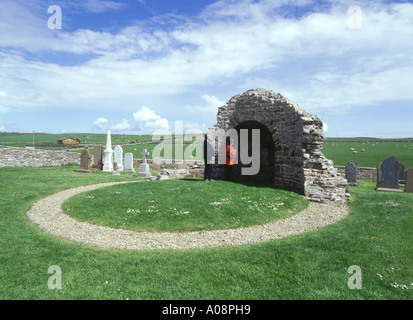 dh Kirchenruine St Nikolaus Kirche ORPHIR ORKNEY Runde Kirk mit Menschen Stockfoto