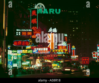 Neonlicht, Hennessy Road, Causeway Bay, Hong Kong Island, China, Asien in den frühen 1980er Jahren. Stockfoto