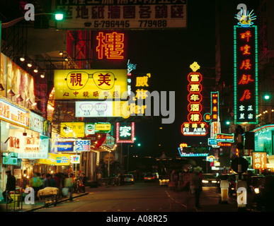 Neonlicht, Hennessy Road, Causeway Bay, Hong Kong Island, China, Asien in den frühen 1980er Jahren. Stockfoto