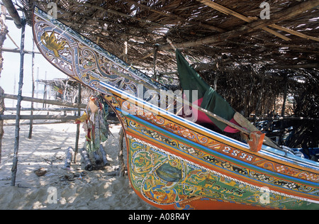 Detail der komplizierten Schnitzerei auf eine Korlae eine handgefertigte Holzboot, das dauert vier Monat machen Sie sehen Handwerker in Buri