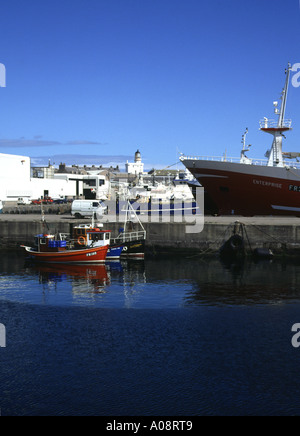 dh Hafen FRASERBURGH ABERDEENSHIRE kleine Angelboote/Fischerboote und Kinnaird Head Lighthouse Stockfoto