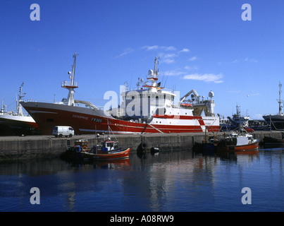 Dh Hafen FRASERBURGH ABERDEENSHIRE Kleine und Große Fischerboot Boote trawler Schottland Stockfoto