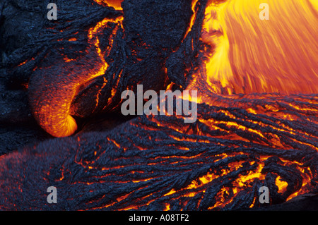 Geschmolzenes Pahoehoe-lava in der Nacht vom Ausbruch des Kilauea Vulkans, in Volcanoes National Park, Wyoming, USA fließt Stockfoto