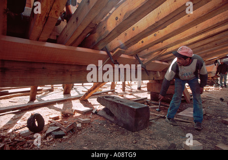 Schiffbauer unter dem Rumpf eines Trawlers in der Werft von Essaouira Marokko Stockfoto