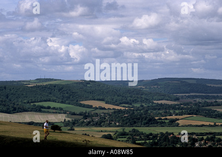 Blick von der South Downs Way mit dem Arun Valley und dem Bignor Hill in der Nähe von Amberley West Sussex, Großbritannien. Stockfoto