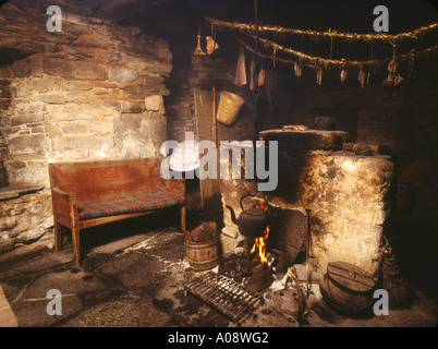 dh Kirbuster Farm Museum BIRSAY ORKNEY Farmhouse Wasserkocher offenes Feuer Hütte Kamin brennenden Innenraum schottisches Haus croft uk traditionellen Torf Stockfoto