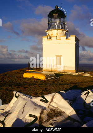 dh Brough of Birsay Leuchtturm BIRSAY ORKNEY unbemannten Leuchtturm mit Baumaterial fiel mit dem Hubschrauber Stockfoto