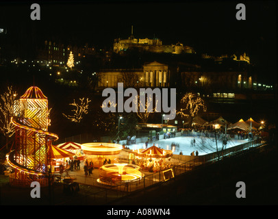 dh Winter Wonderland Eisbahn UK PRINCES ST GARDENS EDINBURGH Scotland Street Funfair Weihnachten Tourist Scottish Stadt Attraktion icerink Nacht weihnachten Stockfoto