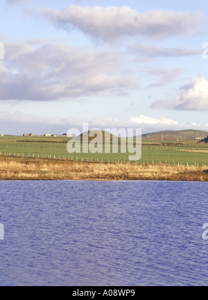 dh kann neolithischen ORKNEY Kammer Grabhügel und Loch Harray Stockfoto