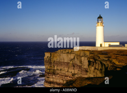 dh Noupe Head Lighthouse WESTRAY ORKNEY Leuchtturm und Noupe Head Klippen Stockfoto
