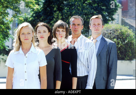 Junge Männer und Frauen stehen hintereinander Stockfoto