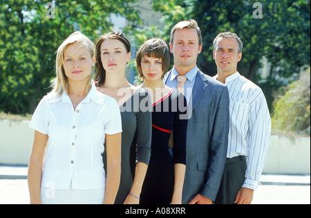 Junge Männer und Frauen stehen hintereinander Stockfoto