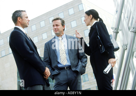 Junge Führungskräfte diskutieren Stockfoto