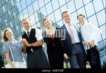 Porträt von jungen Führungskräften zusammen stehen Stockfoto