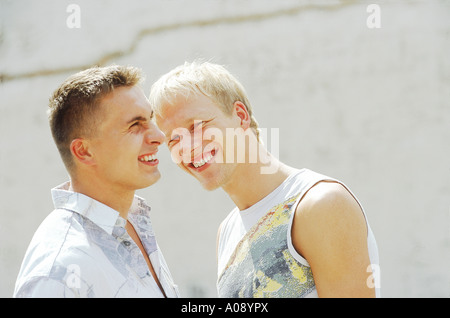 Zwei junge Männer, Lächeln Stockfoto