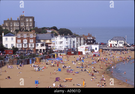 Viking Bay im Sommer voller Sonnenanbeter und Touristen, Broadstairs, Kent, England, Großbritannien Stockfoto