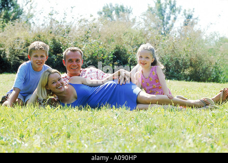 Porträt der Familie auf einer Wiese liegend Stockfoto