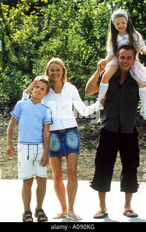 Porträt einer Familie im freien Stockfoto
