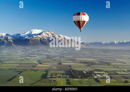 Heißluft-Ballon in der Nähe von Methven Canterbury Plains Südinsel Neuseeland Antenne Stockfoto