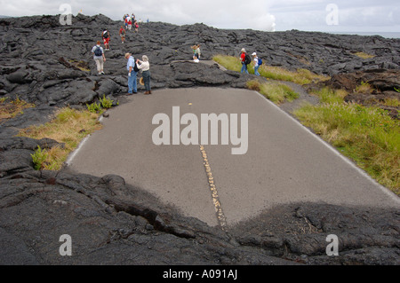 Touristen, die Wanderung über Lava, Hawaii, USA Stockfoto