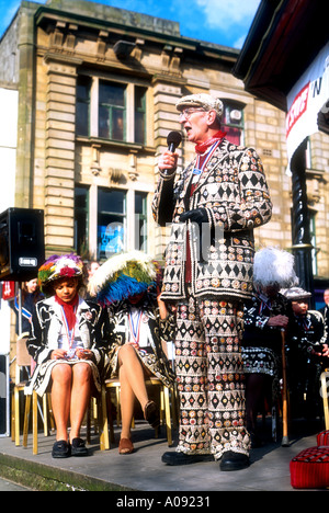 Pearly König Adressierung die Teilnahme an der Krönung von London s TPZ Pearly King und Queen of Lancashire in Burnley Stockfoto