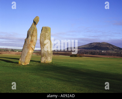dh Standing Stones LUNDIN VERBINDET FIFE SCOTLAND Stones mit Golf Kurs und Largo Law Hill Stockfoto