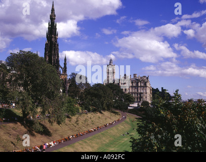 dh Princes Street Gardens PRINCES ST GARDENS EDINBURGH SCHOTTLAND Sir Walter Scott Memorial Park Bänke Balmoral Hotel Stockfoto