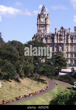 dh East Princes Street Gardens PRINCES ST GARDENS EDINBURGH SCHOTTLAND Scottish Park Bänke Balmoral Hotel People City uk Sommer Stockfoto