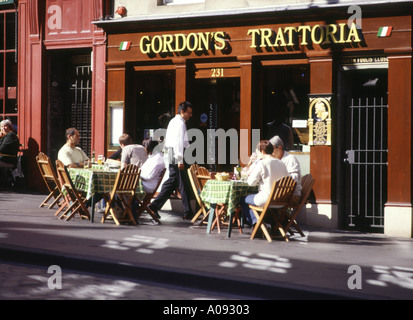 dh High Street ROYAL MILE EDINBURGH Gordons Trattoria Street Al Fresco Cafe High Street Outdoor Pflaster Sommer italienischen Restaurant Stadt schottland Stockfoto