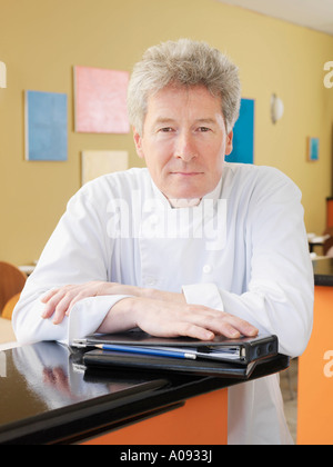 Porträt des Küchenchefs im Restaurant Stockfoto