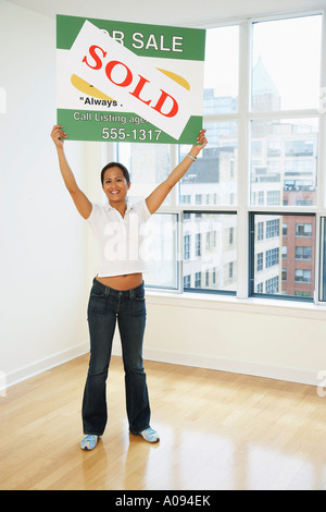 Woman Holding verkauft Zeichen Stockfoto