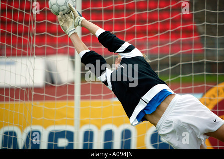 Fussballspieler Torwart Haelt Den Ball, Spieler Torwart halten Fußballtor Stockfoto