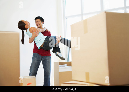 Paar in neue Wohnung